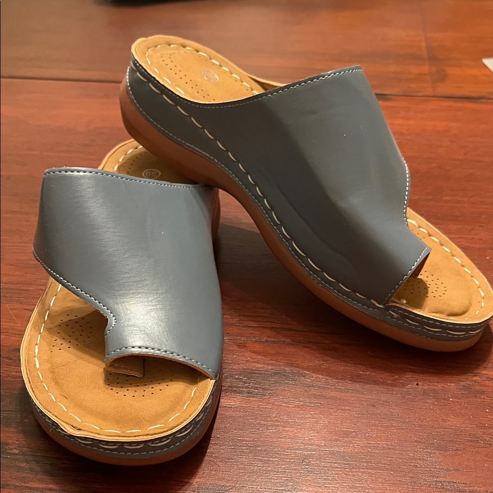 Women's Blue Faux Leather Slide Sandals
Size 39